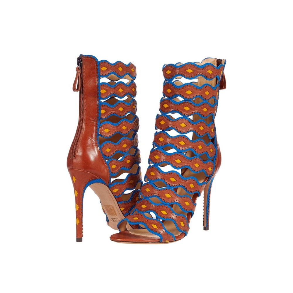 Alexandre Birman
Measurements:
Heel Height: 4 in
Weight: 8 oz
Shaft: 3 1⁄2 in
